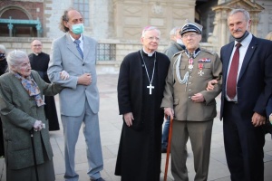 arcybiskup jędraszewski z wandą półtawską i majorem szuro